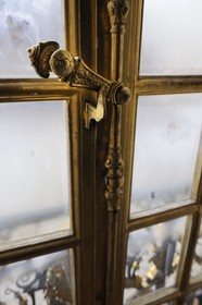 France, Yvelines (78), château de Versailles, classé Patrimoine Mondial de l'UNESCO, appartement privé du Roi ou appartement de Louis XV, poignée de fenêtre