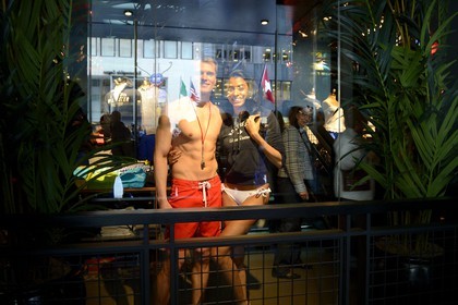 Etats-Unis, New York, Manhattan, la boutique Hollister sur la 5ème Avenue