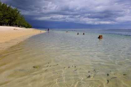 France, île de la Réunion, Saint-Paul, la plage du lagon de la Saline-les-Bains