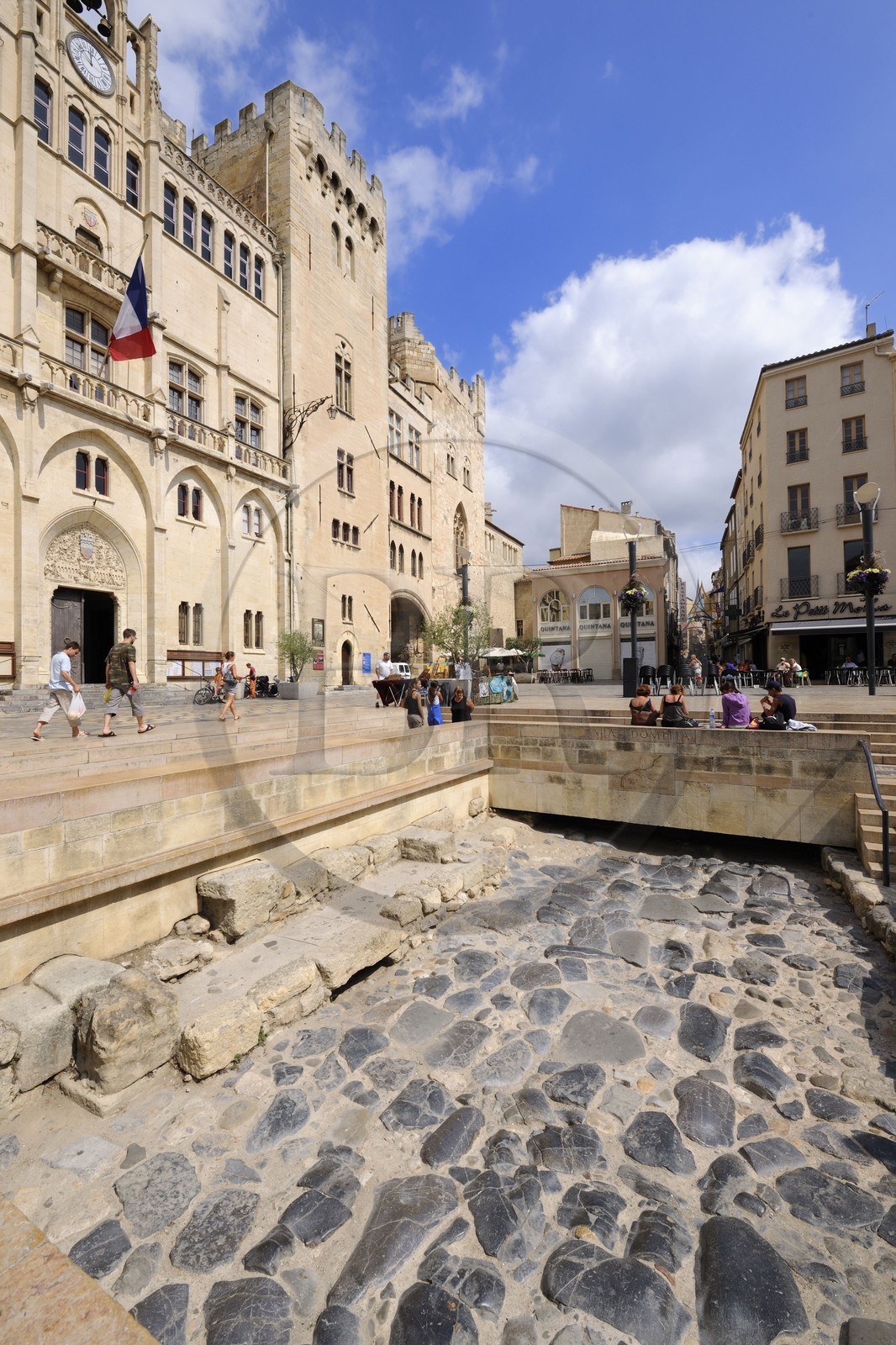 France, Aude (11), Narbonne, place de l'Hôtel de Ville, vestiges de la Voie Domitienne (Via Domitia) au pied du Palais des Archevêques