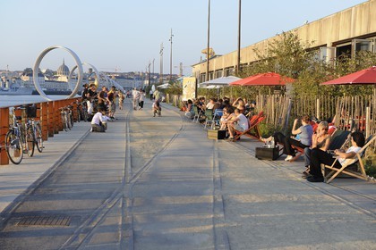 France, Loire-Atlantique (44), Nantes, l'Ile de Nantes, le Hangar à Bananes et les anneaux de Buren sur les quais de Loire