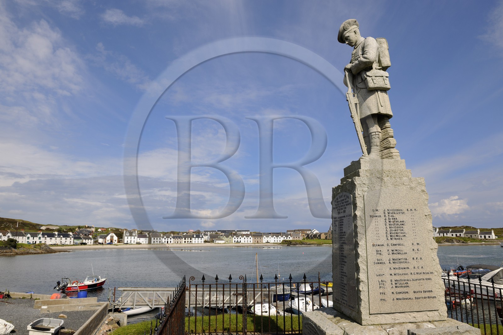 Royaume-Uni, Ecosse, Hébrides intérieures, Ile de Islay, port de Port Ellen, le monument aux morts