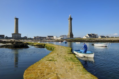 France, Finistère (29), Penmarc'h, Pointe de Penmarch, port Saint-Pierre, phare d'Eckmühl à droite, ancien phare et sémaphore à gauche