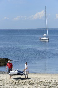 France, Finistère (29), La Foret Fouesnant, archipel des Glénan, Ile aux Moutons, le voilier Pogo 10.50, débarquement sur la plage