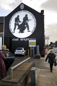 Royaume-Uni, Irlande du Nord, Belfast Est, les quartiers loyalistes protestants, Newtownards Road, fresque murale politique à la gloire des milices loyalistes