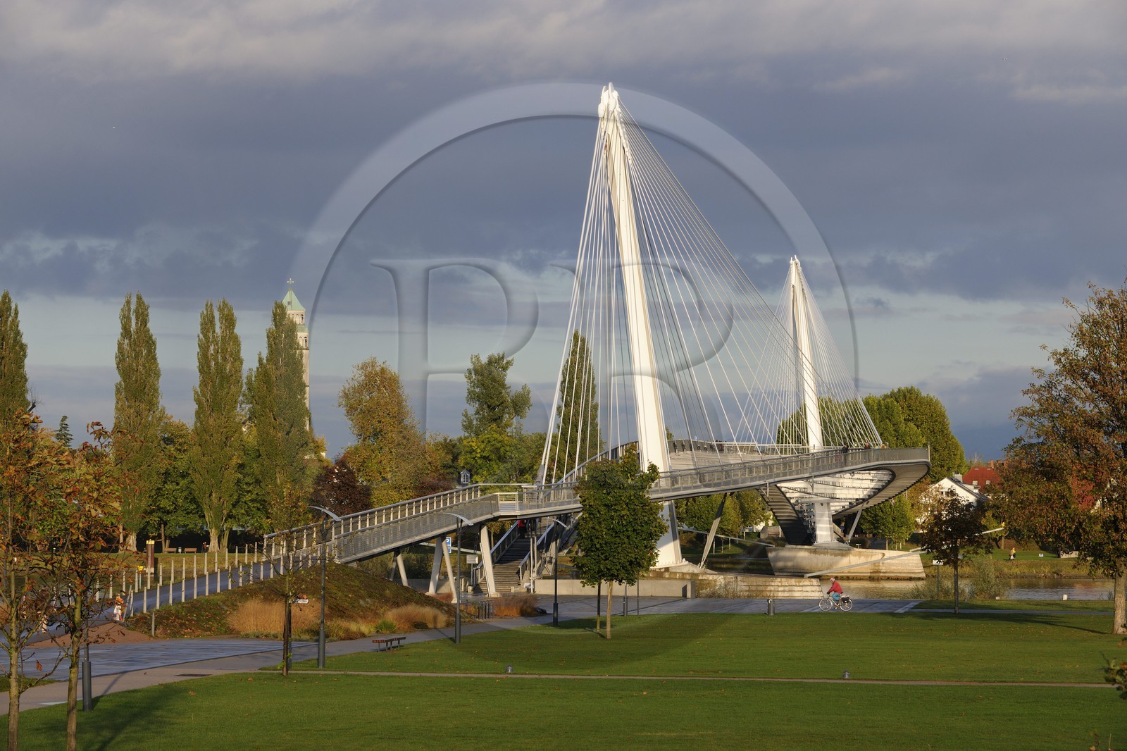 France, Bas-Rhin (67), Strasbourg, la Passerelle Mimram sur le Rhin et le Jardin des Deux Rives du côté français