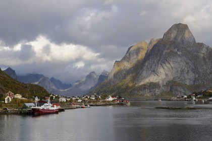 Norvège, Nordland, Iles Lofoten, ile de Moskenesoy, le village de pêcheurs de Reine
