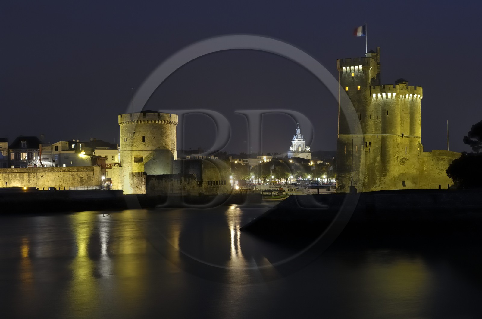 France, Charente-Maritime (17), La Rochelle, la Tour de la Chaine (à gauche) et la Tour Saint-Nicolas protégent l'entrée du Vieux Port
