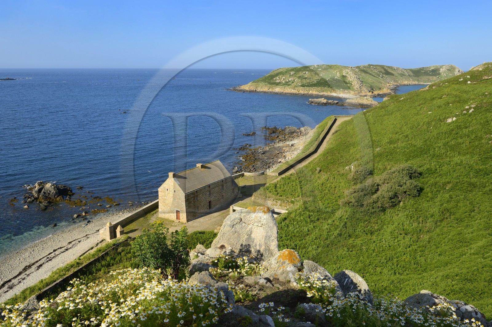 France, Côtes-d'Armor (22), Perros-Guirec, archipel et réserve ornithologique de Sept-Iles, Ile aux Moines, ancienne caserne et l'Ile Bono en arrière plan