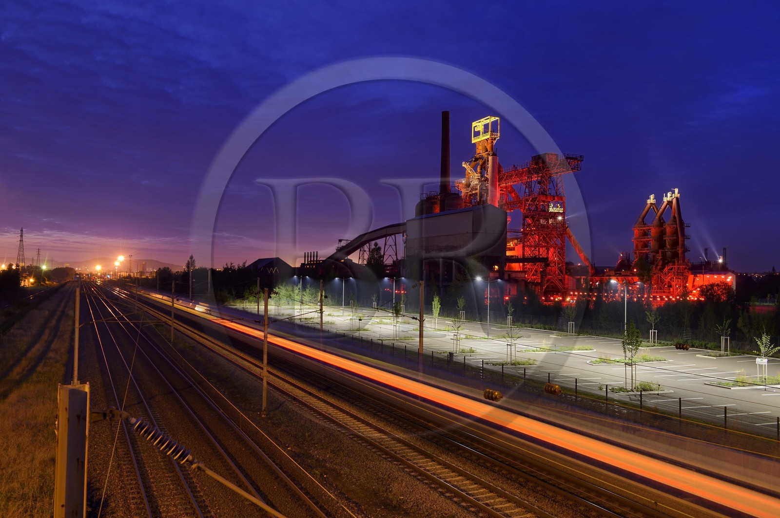 France, Moselle (57), Vallée de la Fensch, usine sidérurgique d'Uckange, Parc du Haut-fourneau U4, mise en lumière Tous Les Soleils par l'artiste plasticien (C) Claude Lévêque