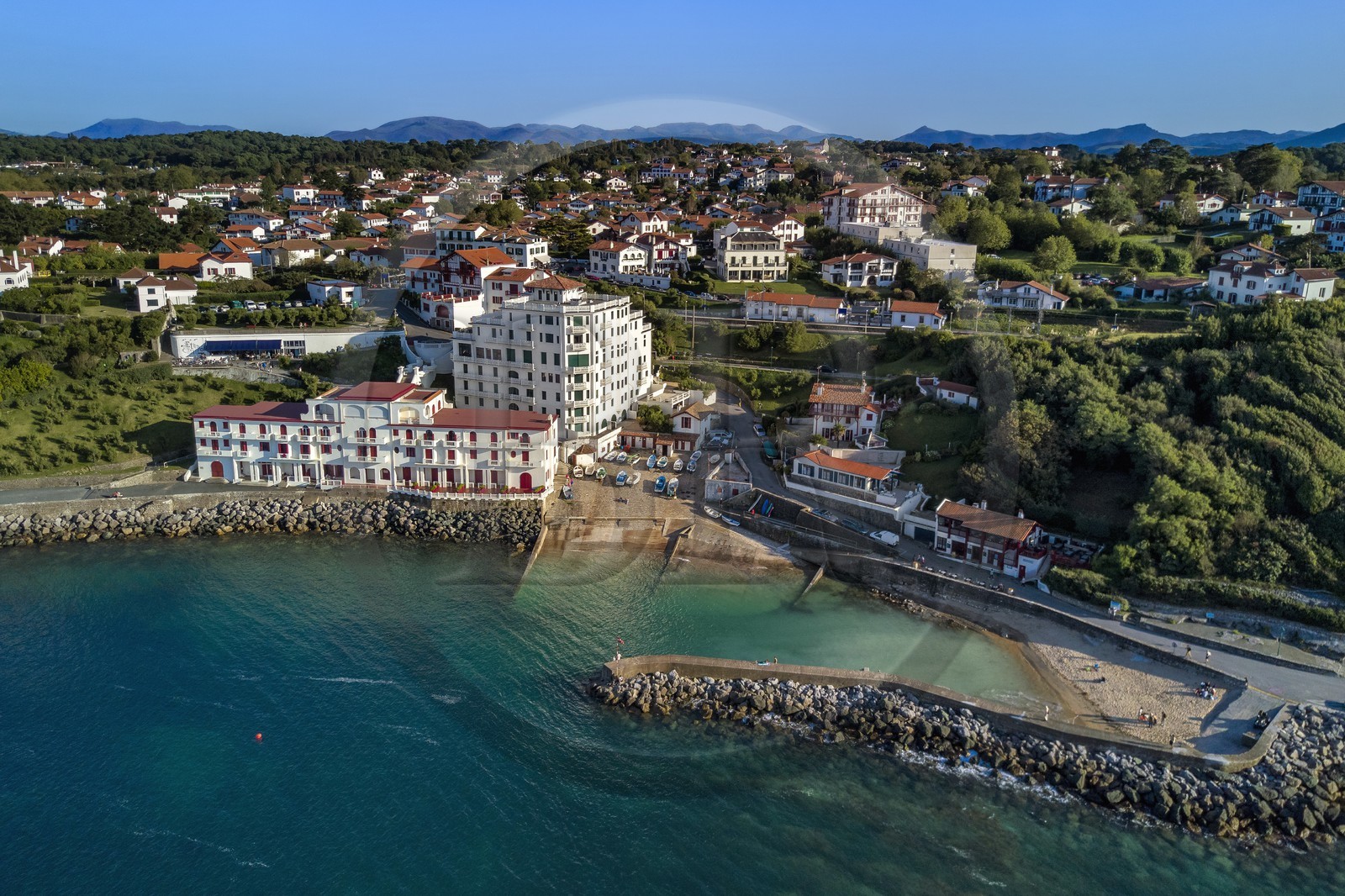 France, Pyrénées-Atlantiques (64), la côte du Pays-Basque, Guéthary, ancien port baleinier dominé par l'ancien hotel Guétharia art déco construit dans les années 1920 transformé en résidence (vue aérienne)