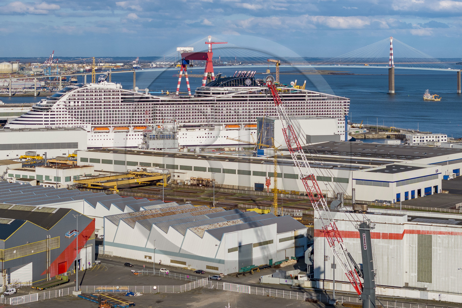 France, Loire-Atlantique (44), Saint-Nazaire, le paquebot de 333m MSC World America construit par les Chantiers de l'Atlantique quelques jours avant son lancement (vue aérienne)