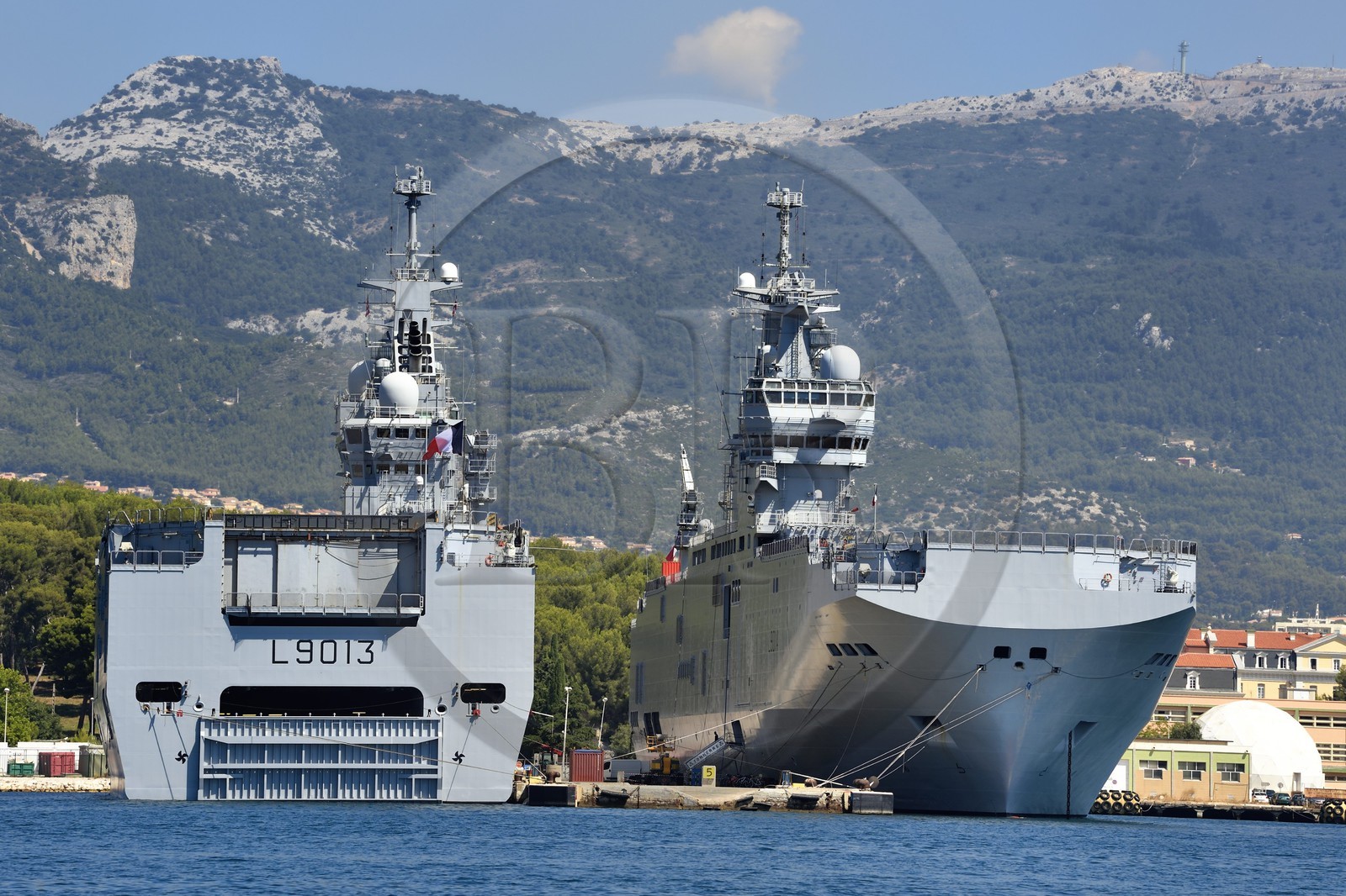 France, Var (83), Toulon, la base navale (Arsenal), le Mistral (L9013) qui est un batiment de projection et de commandement (BPC) de la Marine nationale et le Tonnerre (L9014) qui est un porte-hélicoptères d’assaut amphibie de la classe Mistral