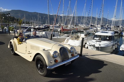 France, Alpes Maritimes (06), port de Saint-Jean-Cap-Ferrat, découverte de la côte dans une voiture vintage Morgan Roadster 4 4