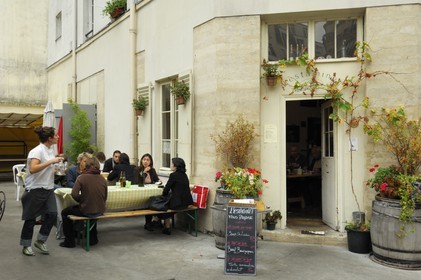 France, Paris (75), le marché des Enfants Rouges, restaurant l' Estaminet