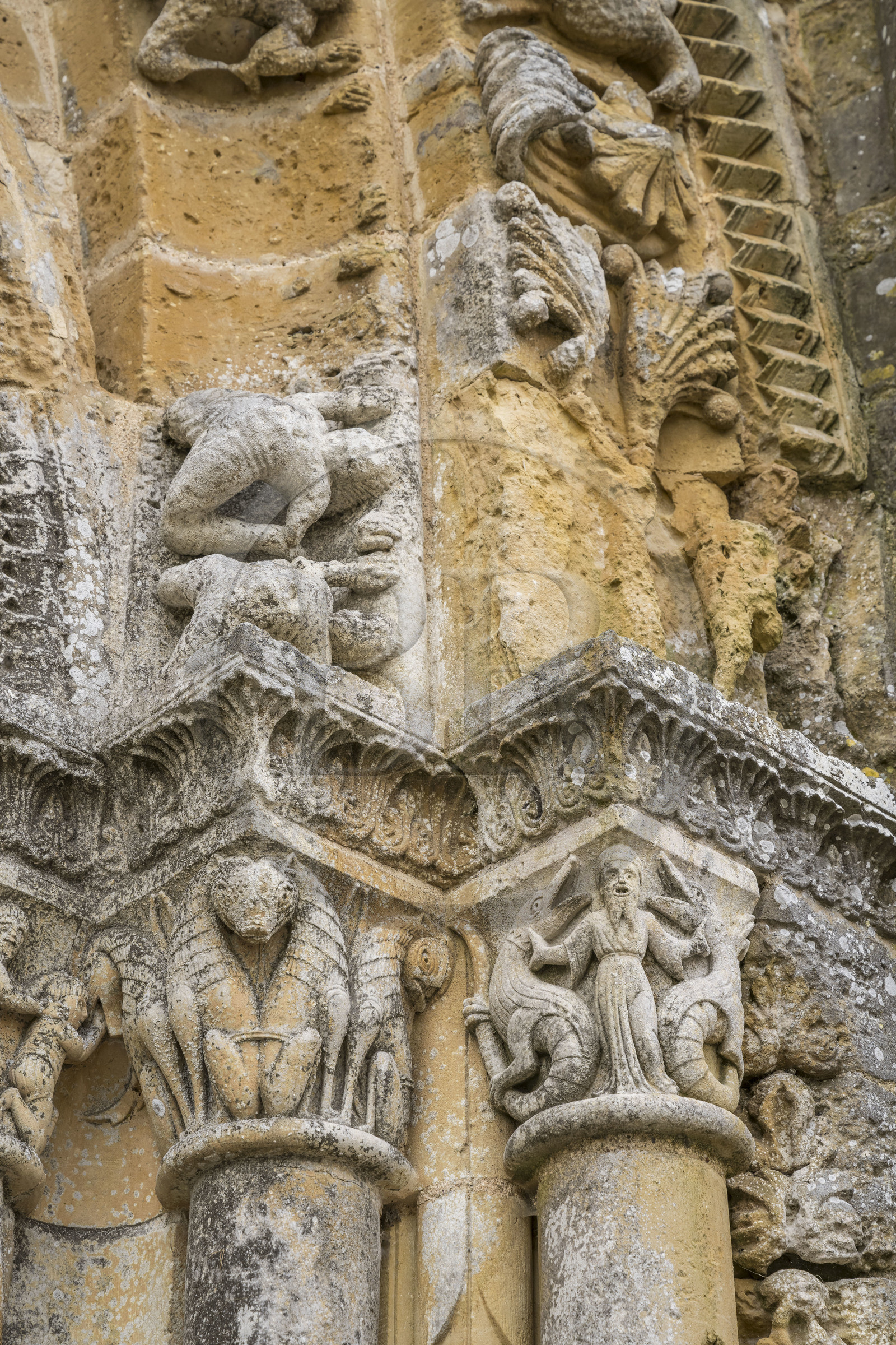 France, Vendée (85), Vouvant, labellisé Les Plus Beaux Villages de France, l'église Notre-Dame-de-l'Assomption, chapiteaux de la partie basse romane du XIIe siècle sur le portail monumental