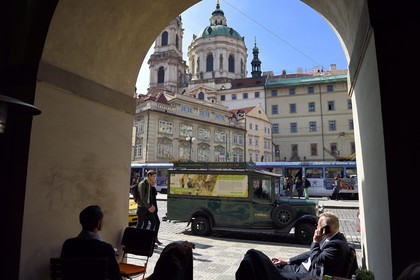 République Tchèque, Prague, centre historique classé Patrimoine Mondial de l'UNESCO, quartier Mala Strana, place Malostranske et l'église baroque Saint Nicolas (Sv. Mikulase)
