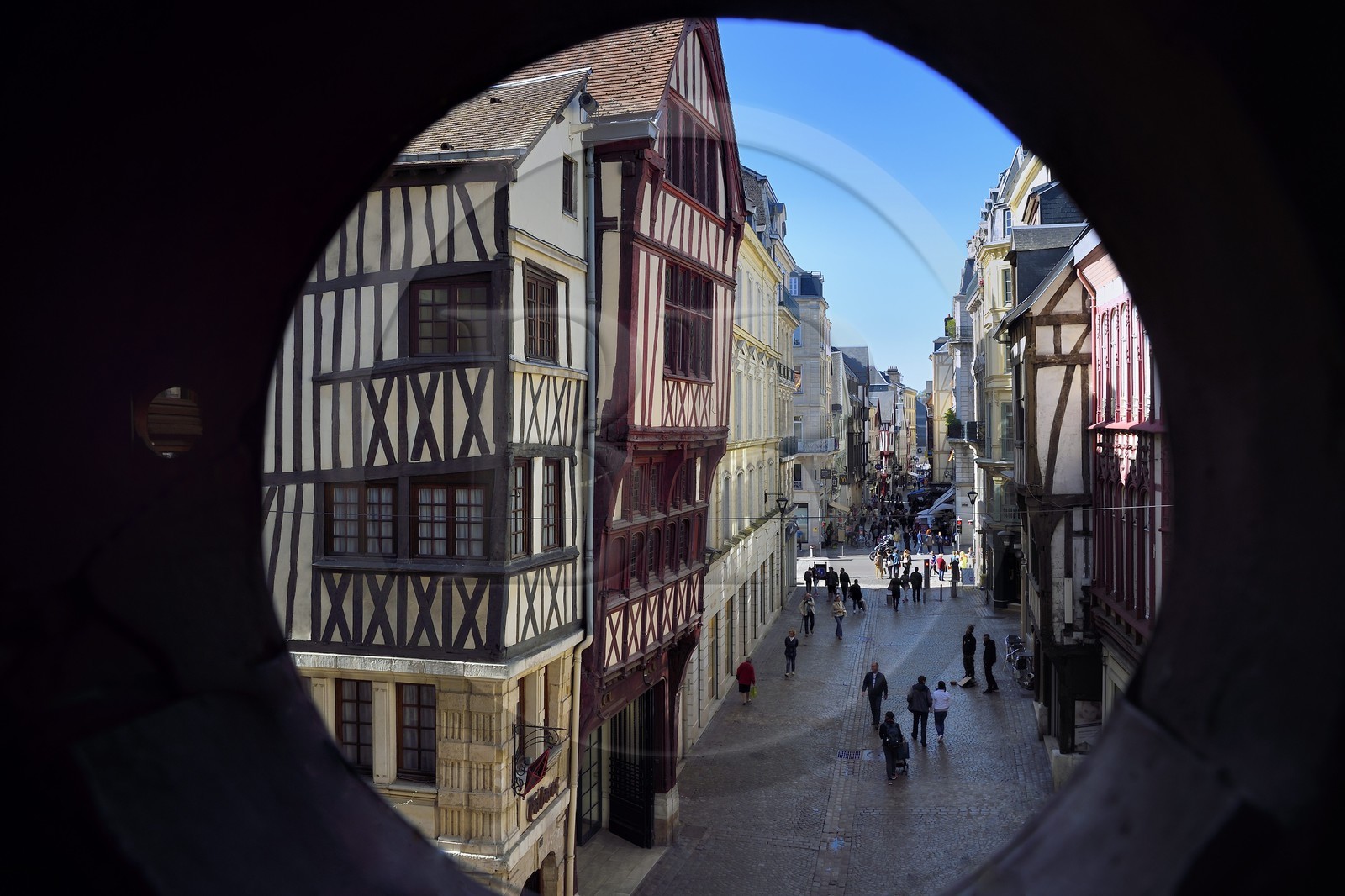France, Seine-Maritime (76), Rouen, rue du Gros-Horloge vue depuis l'intérieur du pavillon du Gros-Horloge