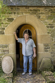 France, Morbihan (56), Locoal-Mendon, le sculpteur et tailleur de pierre Gueho Patrick