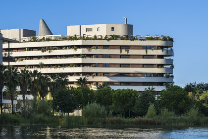 France, Hérault (34), Montpellier,  quartier de Port Marianne, immeuble d'habitation autour du  Bassin Jacques Coeur