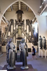 France, Bas-Rhin (67), Strasbourg, vieille ville classée au Patrimoine Mondial de l'UNESCO, musée de l'Oeuvre Notre Dame et Arts du Moyen-Age, Salle du Jubé, statuaire du XIIIe siècle provenant de la cathédrale, le couple des sculptures de l'Eglise (triomphante) et de la Synagogue (vaincue) provient des tympans des deux portails du transept sud, deux figures de femmes, allégories des religions chrétienne et judaïque, du nouveau et de l'ancien testament