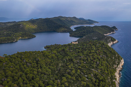 Croatie, Dalmatie, cote dalmate, Ile de Mljet, Parc national de Mljet et l'ancien monastère bénédictin sur l'ilot de Sainte Marie (Sveta Marija) (vue aérienne)