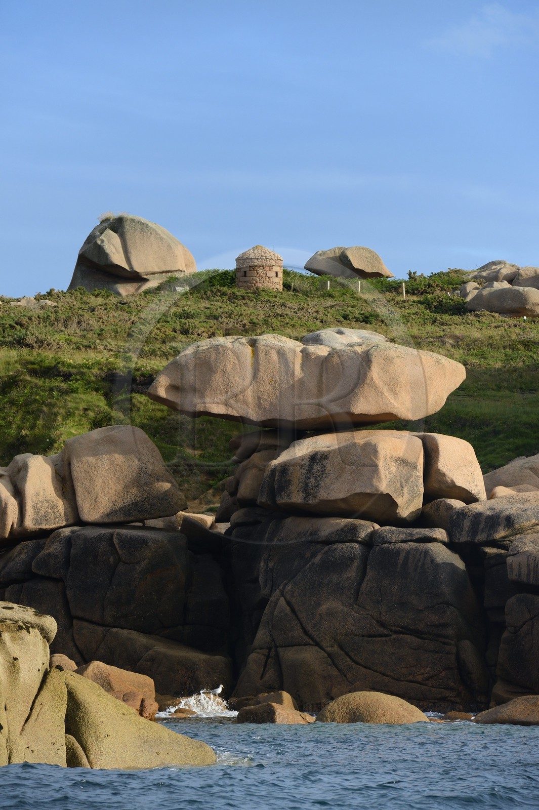 France, Côtes-d'Armor (22), Côte de Granit Rose, Perros-Guirec, Ploumanac'h, ancien poste d'observation de douanier à la pointe de Squewel France, Cotes-d'Armor, Cote de Granit Rose (the Pink Granite coast), Perros Guirec, Ploumanach, former custom watchsite at the Pointe de Squewel