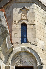 Géorgie, Mtskheta Mtianeti region, Mtskheta, monastère de Djvari (Jvari) ou monastère de la Croix, classé Patrimoine Mondial de l'UNESCO, les Archanges soutenant la croix géorgienne au-dessus de la porte d'entrée