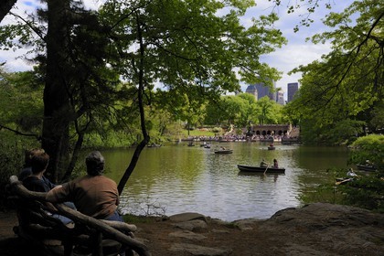 Etats-Unis, New York, Manhattan, Central Park, promenade en barque sur le lac et les gratte-ciels de Midtown