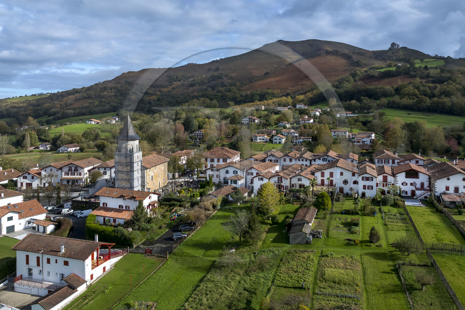 France, Pyrénées-Atlantiques (64), Pays-Basque, Ainhoa, labellisé Les Plus Beaux Villages de France, et l'église Notre-Dame-de-l'Assomption (vue aérienne)