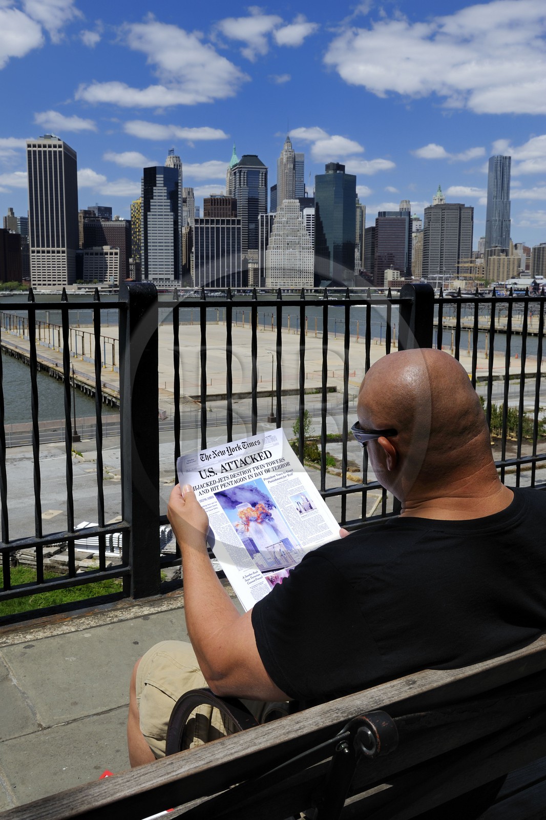 Etats-Unis, New York, Downtown Manhattan vue de la promenade à  Brooklyn, relecture 10 ans après du New York Times annoncant les attentats du 11 septembre 2001 sur les tours jumelles du World Trade Center