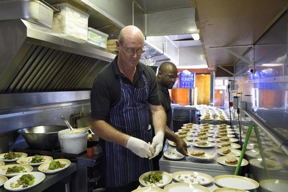 Namibie, région de Erongo, le train Shongololo express, les deux chefs cuisiniers dans l'étroit wagon cuisine