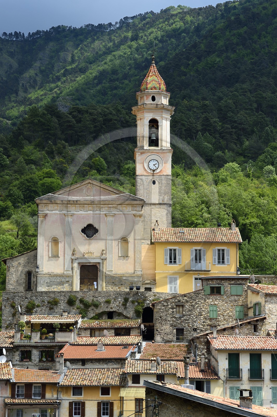 France, Alpes-Maritimes (06), le village perché de Lucéram dominée par l'église Sainte-Marguerite