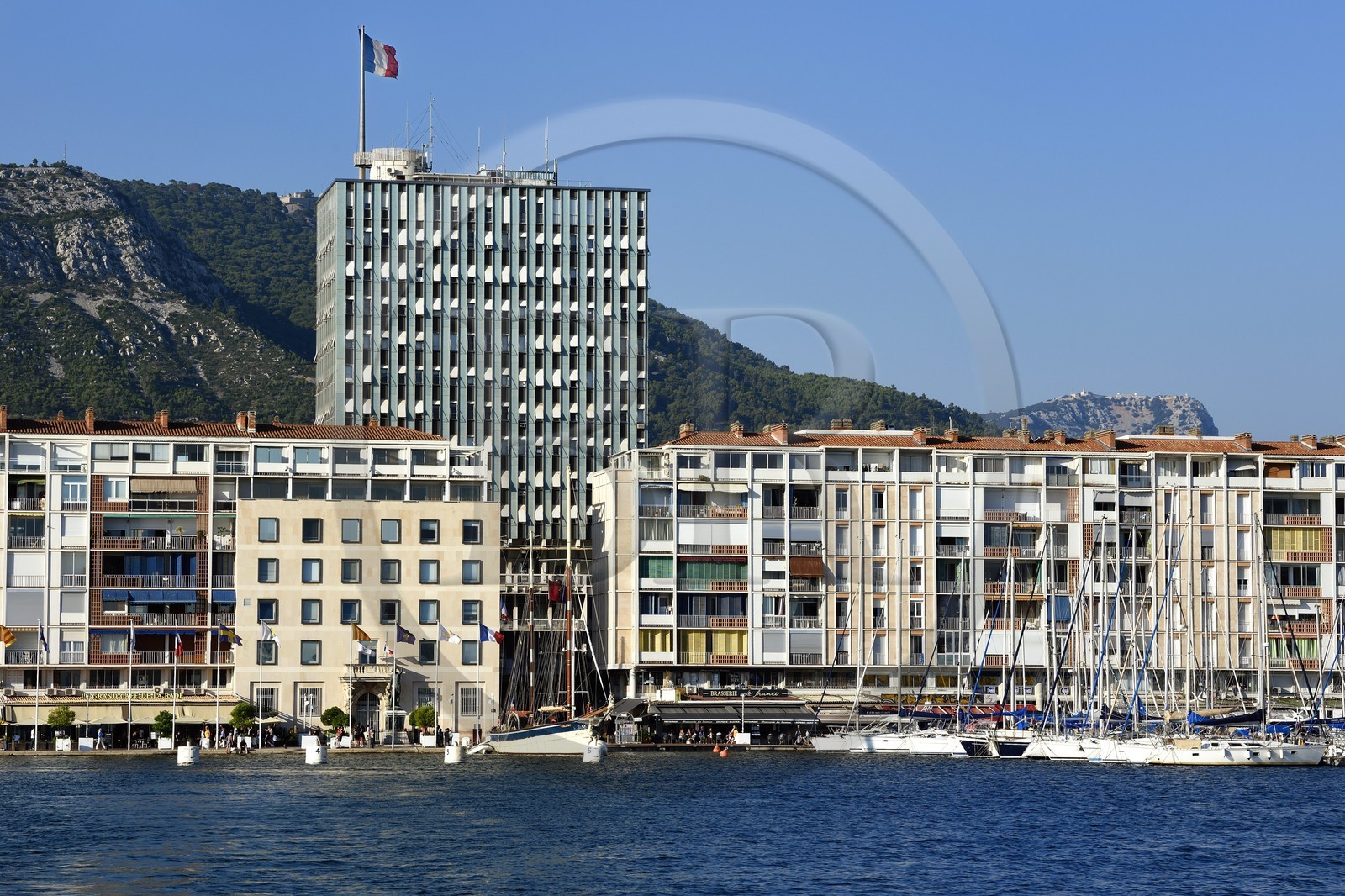France, Var (83), Toulon, le Port, barres d'immeubles conçues par De Mailly suite aux bombardements de 1944, l'immeuble de l'Hotel de Ville en arrière plan