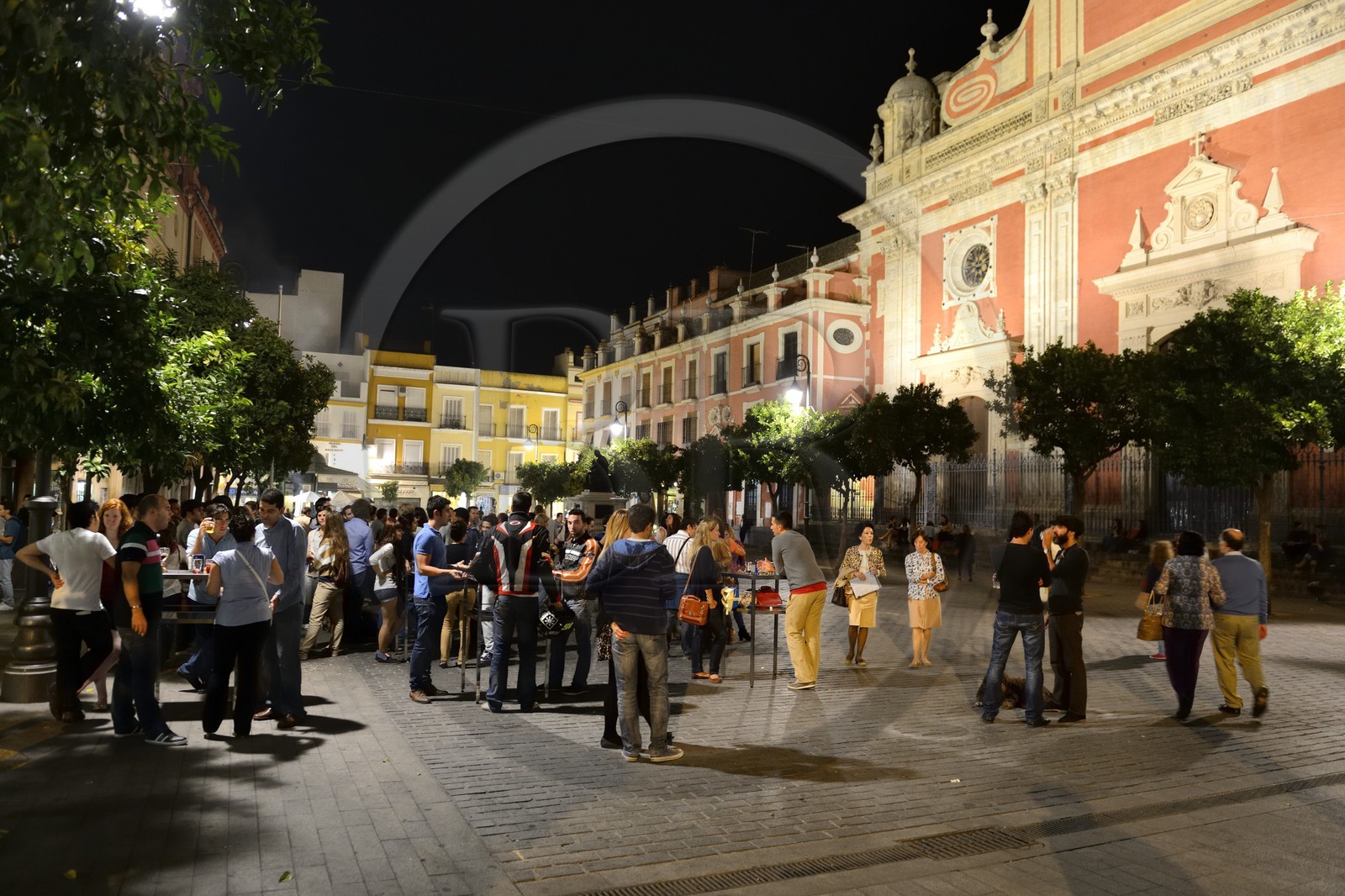 Espagne, Andalousie, Séville, plaza del Salvador, les bars à tapas débordent sur la place le soir