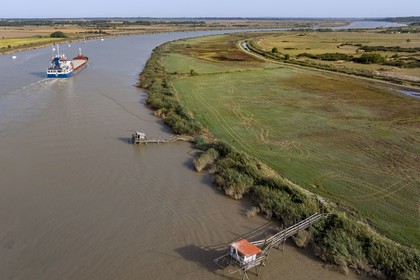 France, Charente-Maritime (17), Rochefort et Soubise, cargo naviguant la Charente et cabanes sur pilotis appelées carrelets (vue aérienne)
