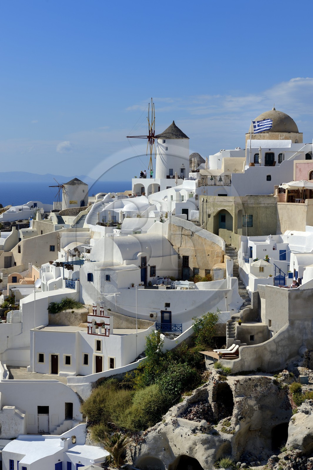 Grèce, Les Cyclades, mer Égée, île de Santorin (Thira ou Théra), moulin à la pointe nord ouest du village de Oia