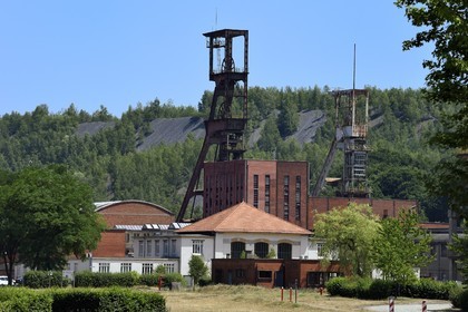 France, Moselle (57), Petite-Rosselle, le musée du carreau Wendel, puit de la mine de charbon et terrils en arrière plan