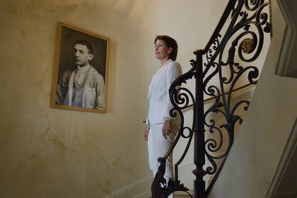 France, Alpes Maritimes, Cannes, the Villa La Californie where Picasso lived, today renamed the Pavillon de Flore by Marina Picasso, Marina Picasso granddaughter of Picasso looking at a picture of a young Pablo Picasso