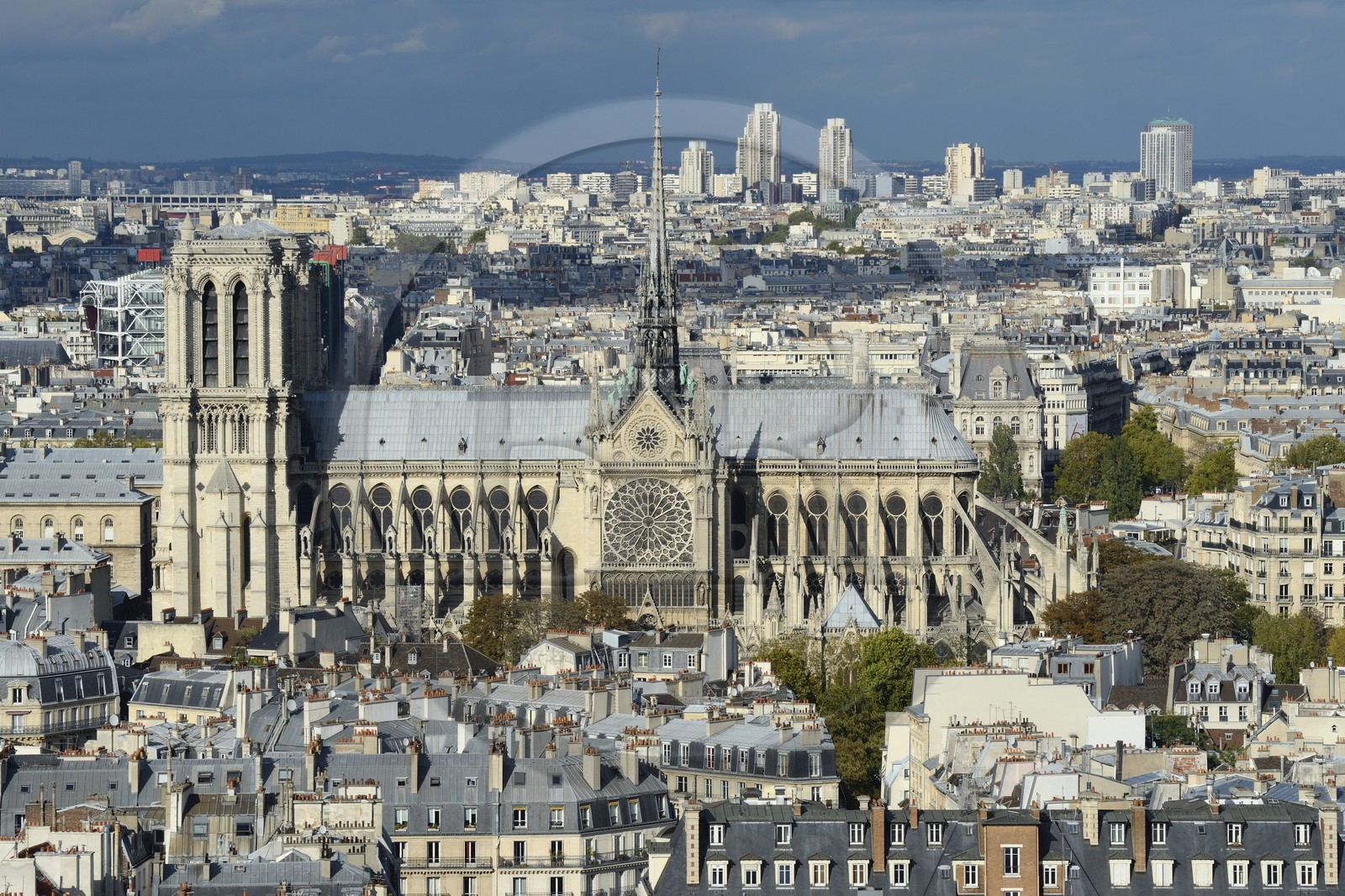 France, Paris (75), Ile de la Cité, la cathédrale Notre-Dame, le chevet et la flèche domine les statues de cuivre vert-de-grisé des douze apôtres avec les symboles des quatre évangélistes