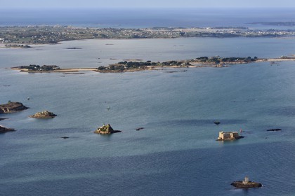France, Finistère (29), baie de Morlaix, Carantec, maison-phare de l'Ile Louet (aussi une maison d'hôtes en saison estivale) et le château du Taureau construit par Vauban au XVIIe siècle, en arrière plan l'Ile Callot et la presqu'ile de Roscoff (vue aérienne)