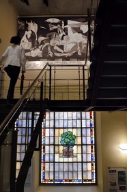 Espagne, Pays basque espagnol, Biscaye, Gernika-Lumo, Musée de la Paix, un musée de l'histoire de Guernica, reproduction de la peinture de Picasso et vitrail représentant le chêne de Guernica