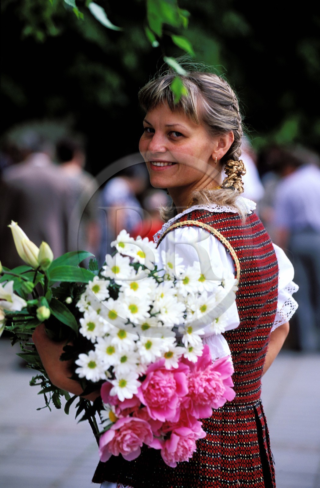 Lituanie (Pays Baltes), Kaunas, jeune femme en costume traditionnel lors d'une cérémonie religieuse