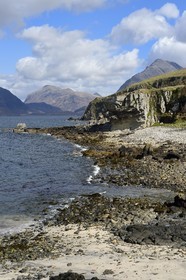 Royaume-Uni, Ecosse, région des Highlands, les Hébrides, Ile de Skye, plage de Elgol sur les rives du Loch Scavaig au bout de la péninsule de Strathaird et le massif des Black Cuillin Mountains en arrière plan