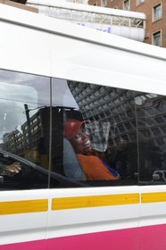 Afrique du Sud, province de Gauteng, Johannesburg, passagère dans un bus dans Marschalltown
