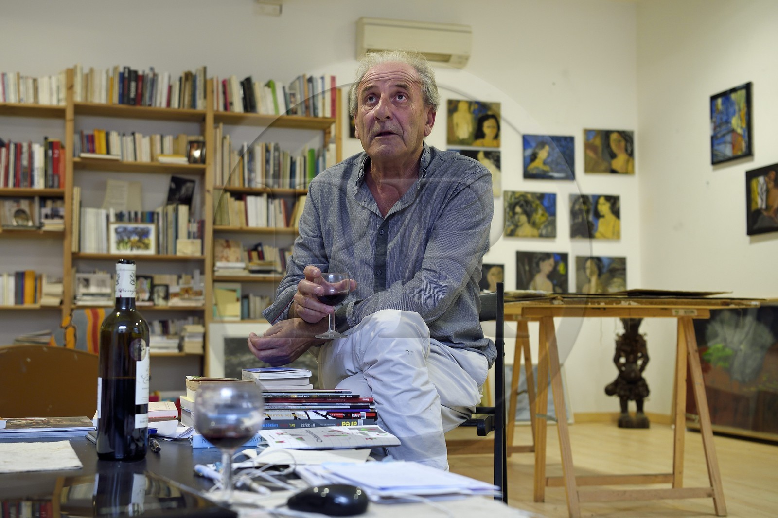 France, Var (83), Toulon, l'artiste peintre Serge Plagnol dans son atelier