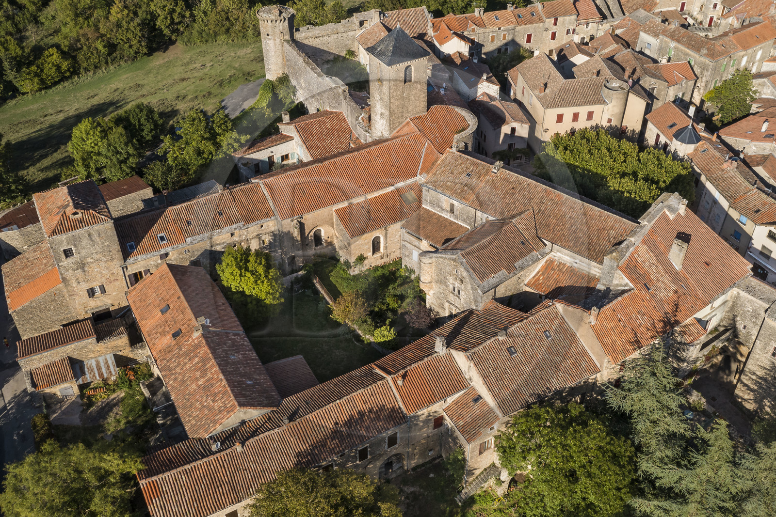 France, Aveyron (12), Causses et les Cévennes, paysage culturel de l'agro-pastoralisme méditerranéen, classés Patrimoine Mondial de l'UNESCO, Sainte-Eulalie-de-Cernon, Commanderie Templière puis commanderie hospitalière de l'ordre de Saint-Jean de Jérusalem (vue aérienne)