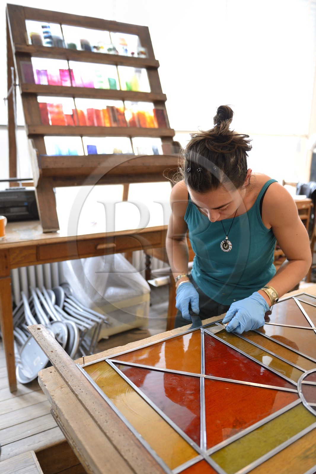 France, Marne (51), Reims, atelier Simon-Marq, maitres-verriers à Reims depuis 1640, mise en plomb