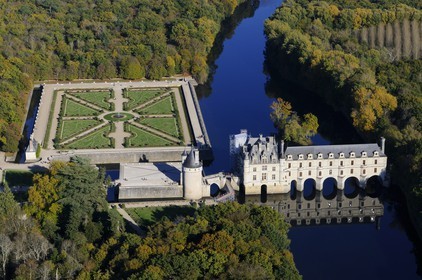 France, Indre-et-Loire (37), château de Chenonceau et son jardin à la française au bord du Cher (vue aérienne)