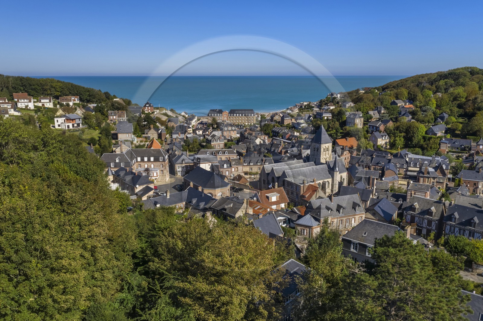 France, Seine-Maritime (76), Côte d'Albatre, Pays de Caux, Veules-les-Roses, labellisé Les Plus Beaux Villages de France, au creux d'une valeuse